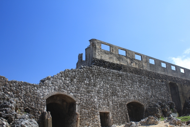 観光情報：燐鉱石貯蔵庫跡